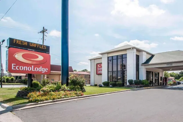 Photo 1 - Econo Lodge Springfield I-44