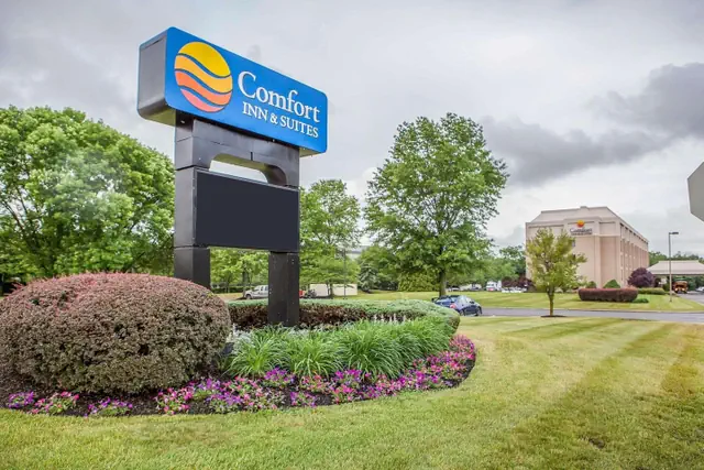 Photo 1 - Comfort Inn & Suites Somerset - New Brunswick