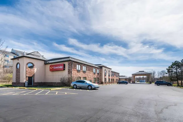 Photo 1 - Econo Lodge Cleveland Southeast - Kent