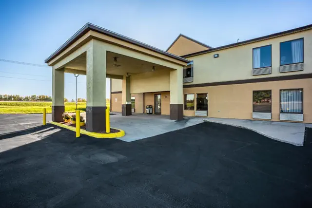 Photo 1 - Super 8 by Wyndham Galesburg