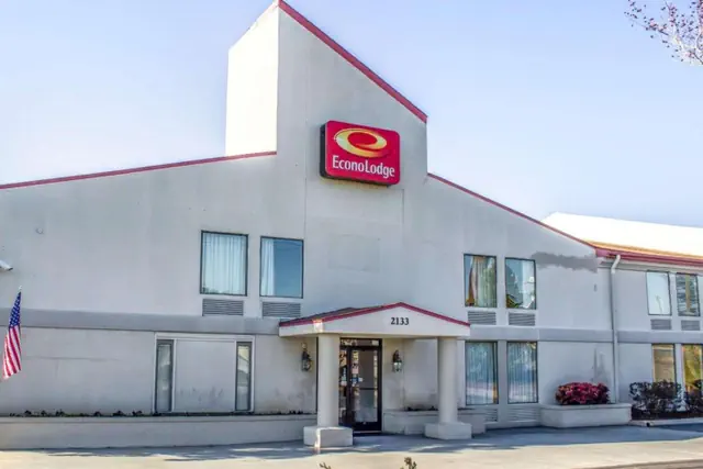 Photo 1 - Econo Lodge Burlington I-40
