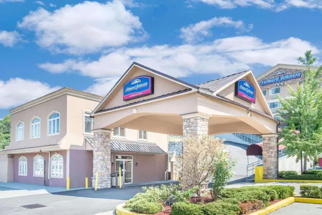 Photo 1 - Howard Johnson by Wyndham North Bergen