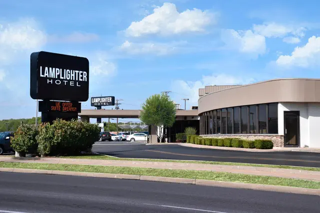 Photo 1 - Lamplighter Inn-South