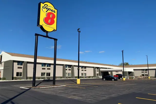Photo 1 - Super 8 by Wyndham South Holland