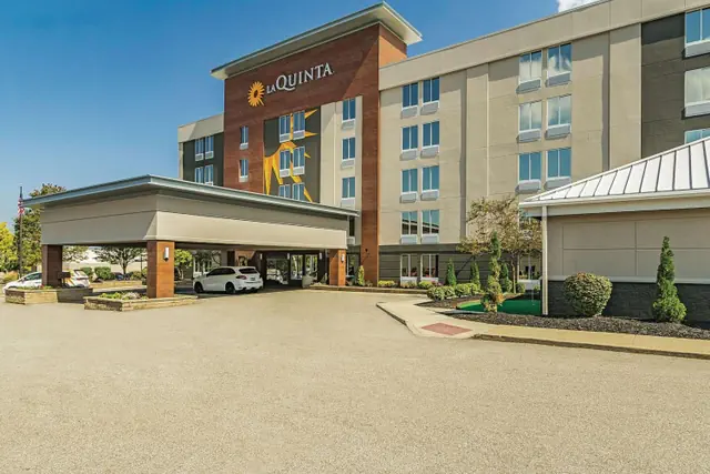 Photo 1 - La Quinta Inn & Suites by Wyndham Cleveland Airport West