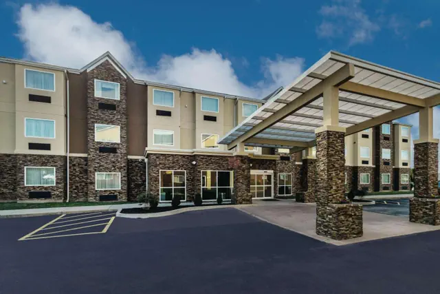 Photo 1 - La Quinta by Wyndham Collinsville - St. Louis