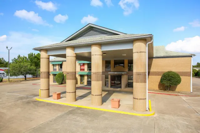 Photo 1 - OYO Hotel Texarkana Trinity AR Hwy I-30