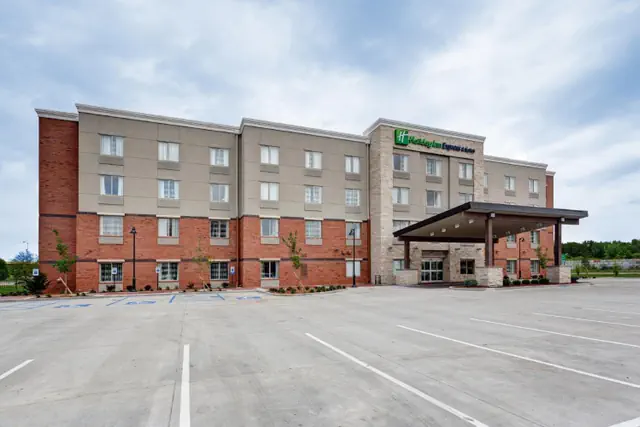 Photo 1 - Holiday Inn Express & Suites Manhattan by IHG