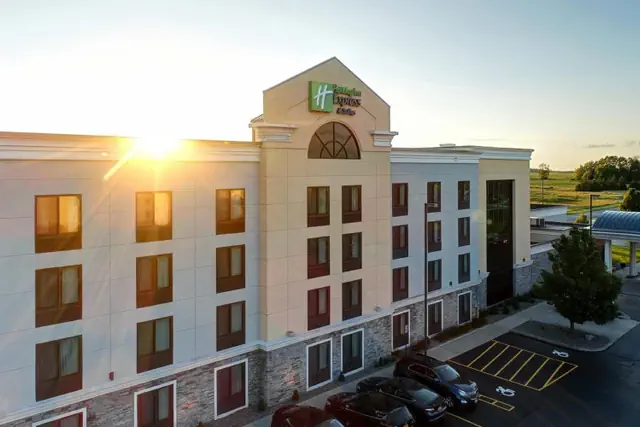 Photo 1 - Holiday Inn Express and Suites Batavia by IHG