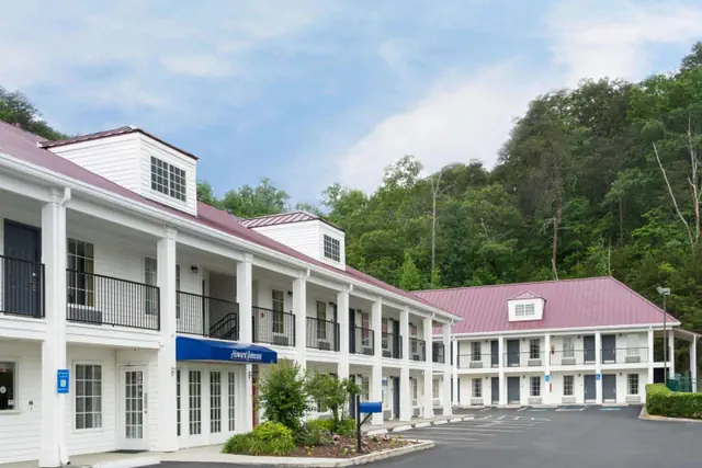 Photo 1 - Howard Johnson by Wyndham Dalton