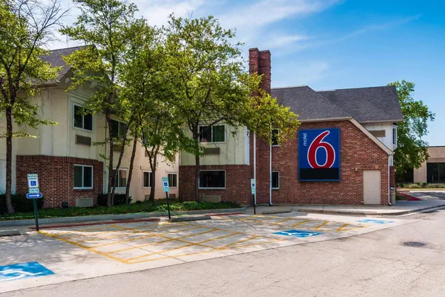 Photo 1 - Motel 6-Arlington Heights, IL - Chicago North Central