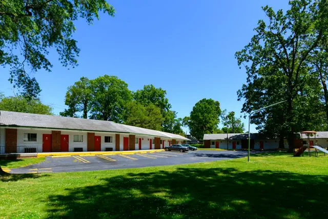 Photo 1 - OAKS MOTEL GREENSBORO NC