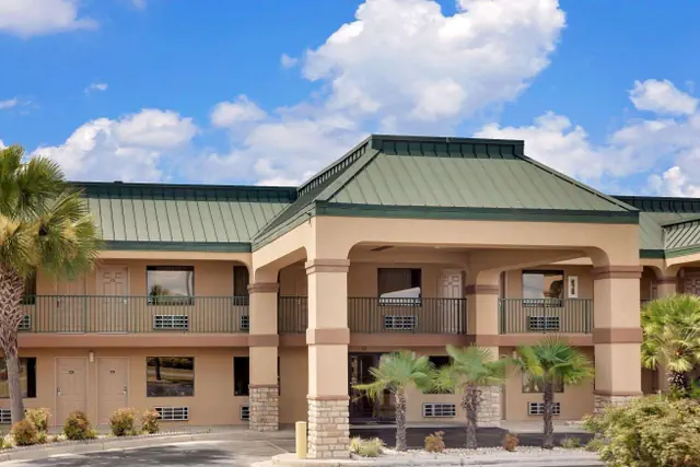 Photo 1 - Super 8 by Wyndham Byron/South Macon