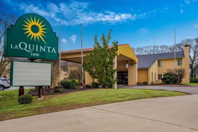 Photo 1 - La Quinta Inn by Wyndham El Dorado