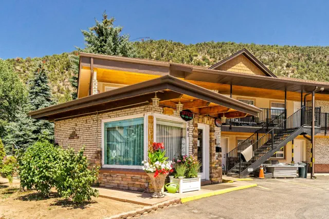 Photo 1 - Glenwood Springs Inn
