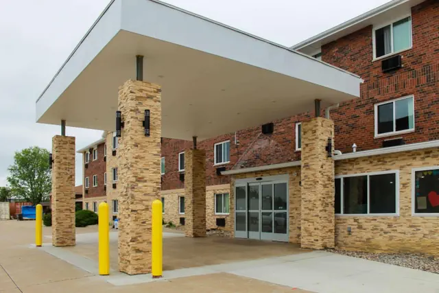 Photo 1 - Clarion Pointe Bettendorf - Quad Cities