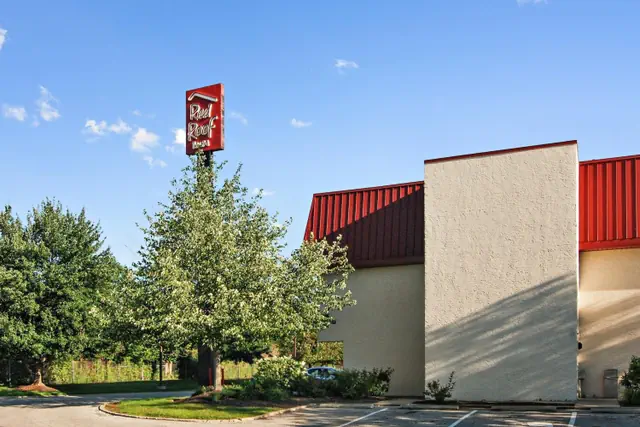 Photo 1 - Red Roof Inn Cleveland Airport - Middleburg Heights