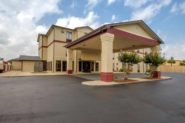 Photo 1 - Red Roof Inn & Suites Mobile SW - I-10