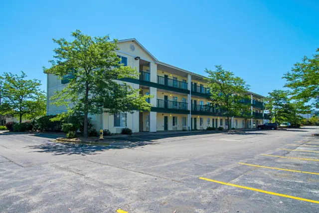 Photo 1 - HomeTowne Studios by Red Roof Chicago - Waukegan