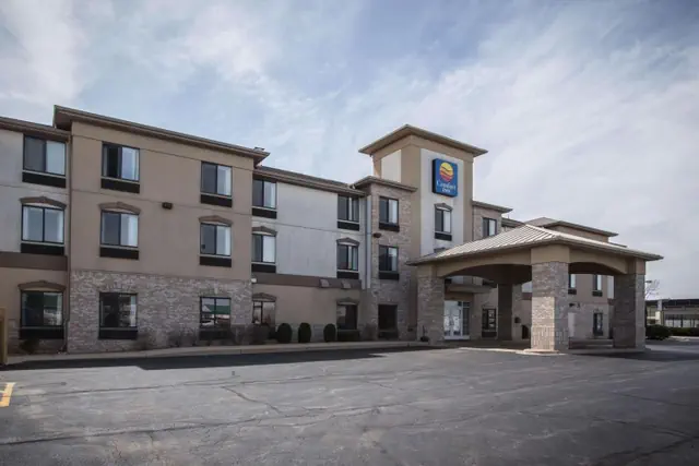 Photo 1 - Comfort Inn Crystal Lake - Algonquin