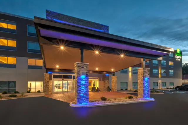 Photo 1 - Holiday Inn Express & Suites - Milan - Sandusky Area by IHG