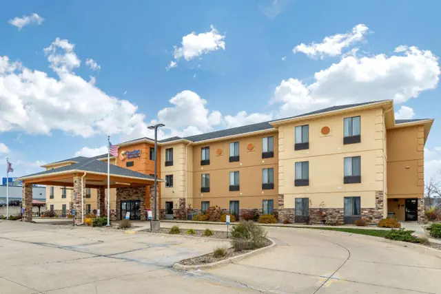 Photo 1 - Comfort Inn & Suites Cedar Rapids North - Collins Road