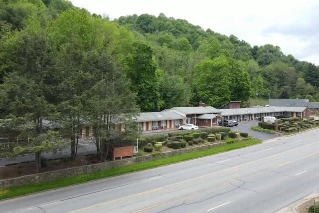 Photo 1 - Parkway Inn