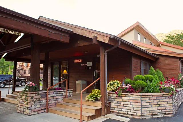 Photo 1 - Glenwood Springs Cedar Lodge