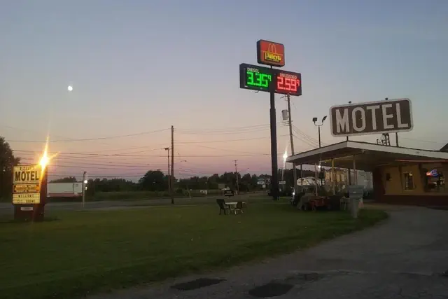 Photo 1 - Davis Motel