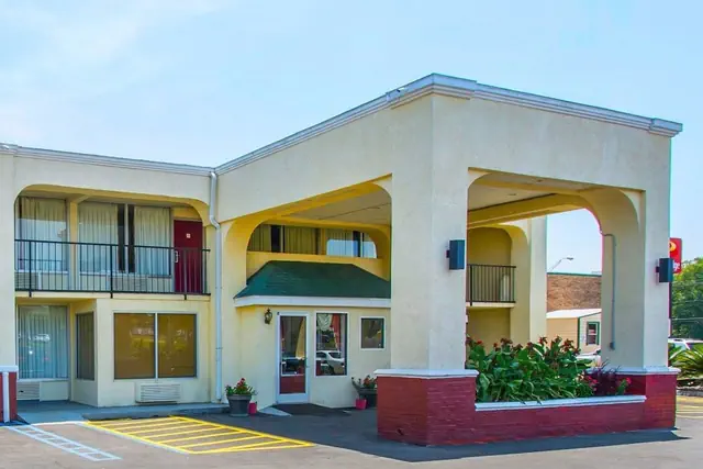 Photo 1 - Econo Lodge Andalusia