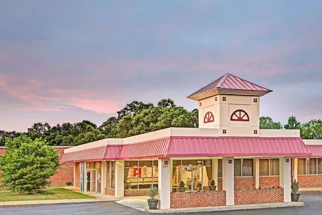 Photo 1 - Super 8 by Wyndham Gaffney