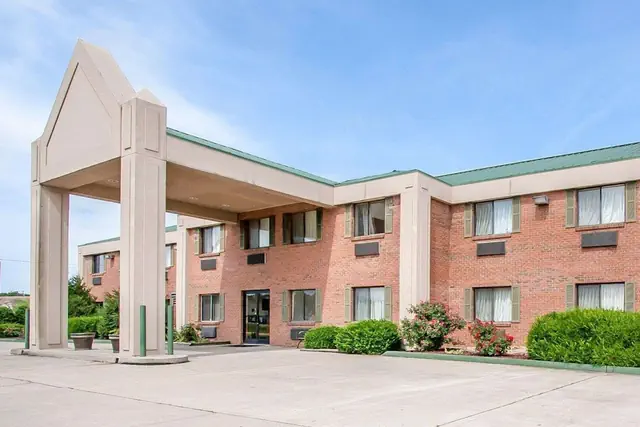 Photo 1 - Econo Lodge Dexter
