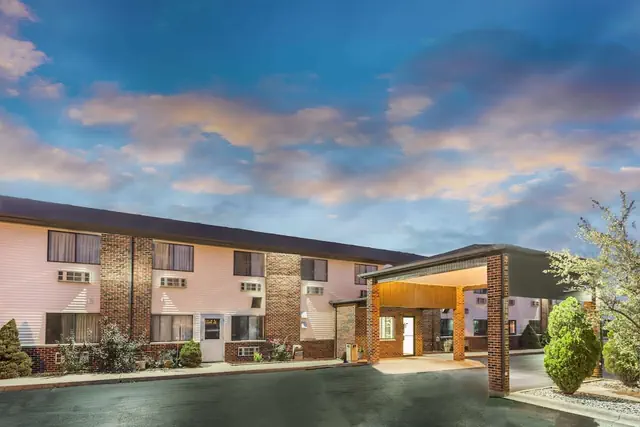Photo 1 - Super 8 by Wyndham Bourbonnais/Kankakee Area