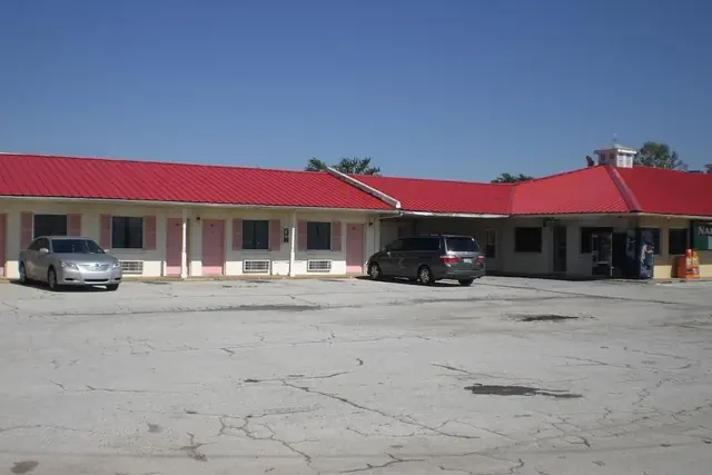 Photo 1 - Super 7 Inn Siloam Springs