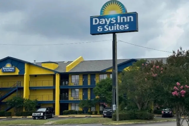 Photo 1 - Days Inn & Suites by Wyndham Mobile