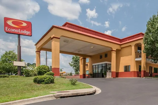 Photo 1 - Econo Lodge Northport - Tuscaloosa
