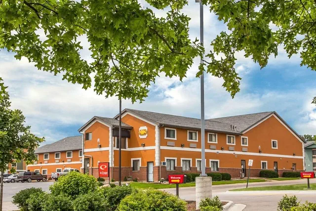 Photo 1 - Econo Lodge Cedar Rapids South
