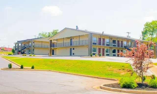 Photo 1 - Days Inn & Suites by Wyndham Athens Alabama