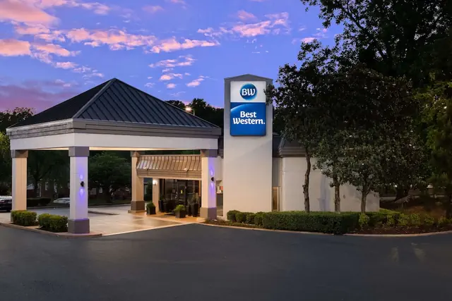 Photo 1 - Clarion Pointe Morrow - Atlanta South