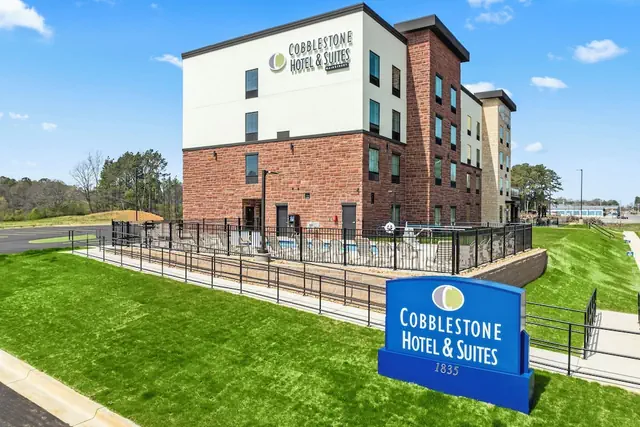 Photo 1 - Cobblestone Hotel & Suites - Foley