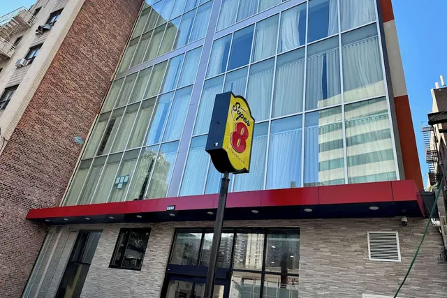 Photo 1 - Super 8 By Wyndham Bronx Near Stadium