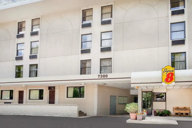 Photo 1 - Super 8 by Wyndham Chicago IL