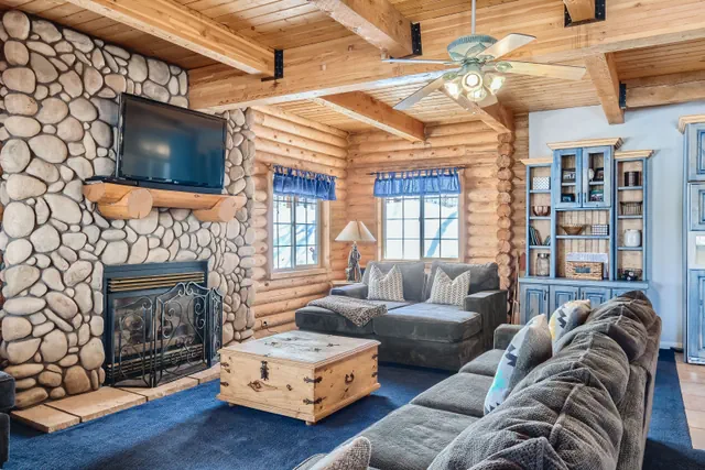 Photo 1 - 6 Bedroom Cabin