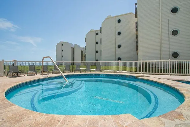 Photo 1 - Beachfront Bargain " 2 Levels " 2 Pools & Hot Tubs