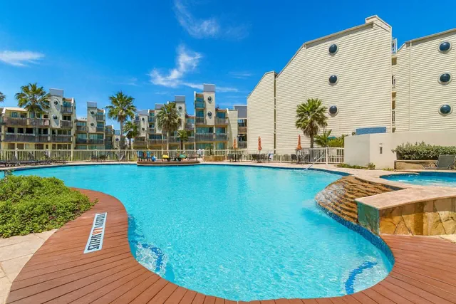 Photo 1 - Poolside " Family Perfect " On Beach " 1st Floor