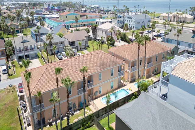 Photo 1 - 2BR Pool, 200 Steps to Beach, High Ceilings SPI
