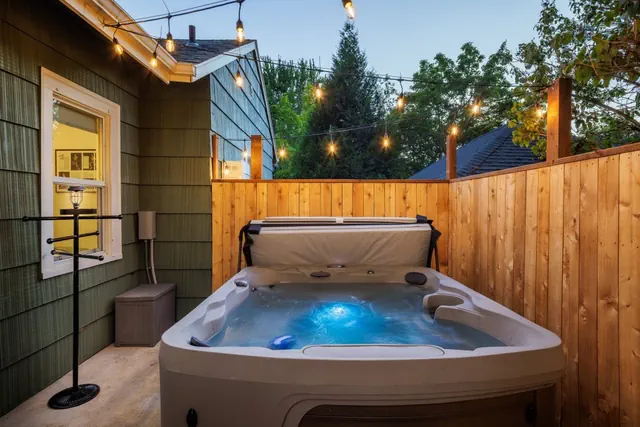 Photo 1 - Emerald on Orchard - Hot Tub & Steps to UO