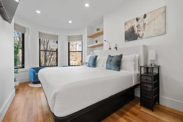 Photo 1 - Elegant 1BR Plus: Cityscape Views + King and pull out Queen| Suite 5
