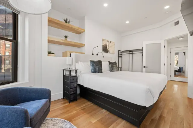 Photo 1 - Elegant 1BR Plus: Sky-High City Views + King | Suite 9