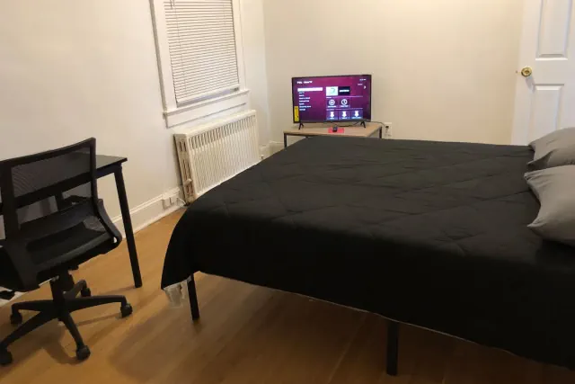 Photo 1 - Spacious 2-bedroom apartment with 1-bathroom and private street entrance